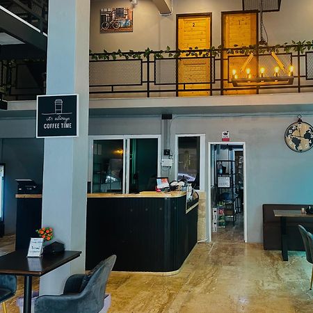Champagne Hostel & Cafe Pattaya Dış mekan fotoğraf